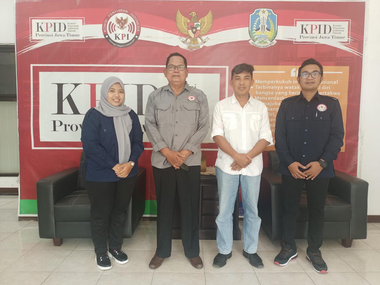 FOTO : Komisioner KPID Kaltim Hendro Prasetyo (dua kanan) foto bersama saat Kunker ke KPID Kaltim belum lama ini.