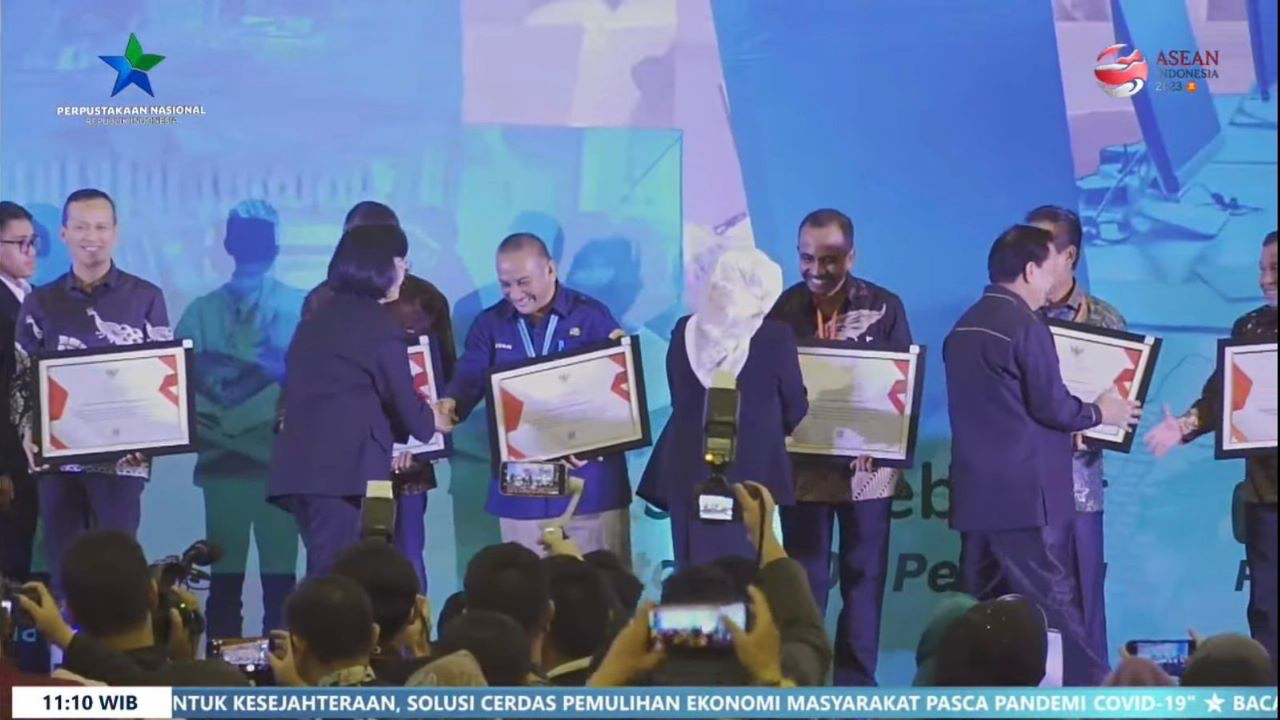 MEMBANGGAKAN: Kepala Dinas Perpustakaan dan Kearsipan (DPK) Kaltim, Muhammad Syafranuddin (empat kiri) saat menerima penghargaan dari Perpunas RI.
