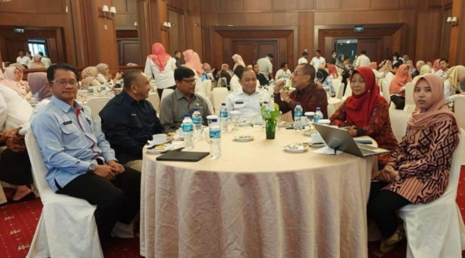 DUKUNG: Kadis DPK Kaltim M Syafranuddin (duduk dua kiri) saat menghadiri launching aplikasi SRIKANDI DPK Balikpapan. (Foto: Istimewa)
