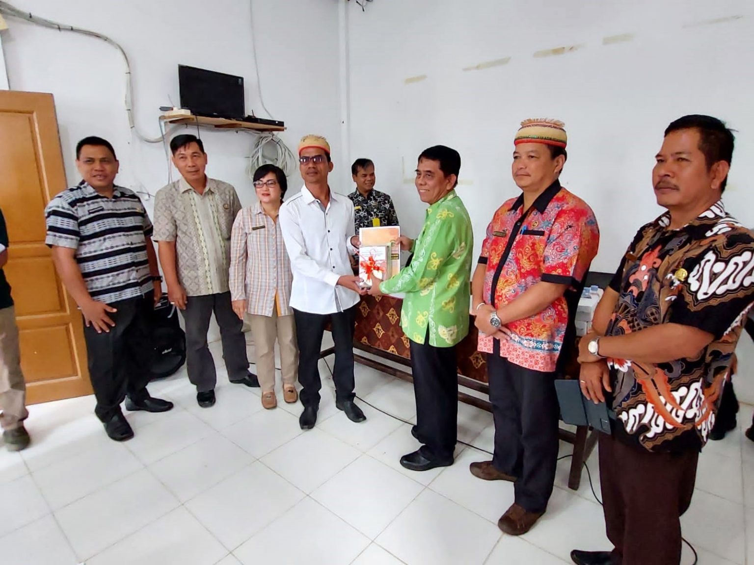 BANTU BUKU: Koleksi buku diserahkan langsung oleh Secara simbolis dari Kabid BP3KM DPK Kaltim, Taufik, kepada para petinggi kampung Long Penaneh II dan Long Penaneh III.