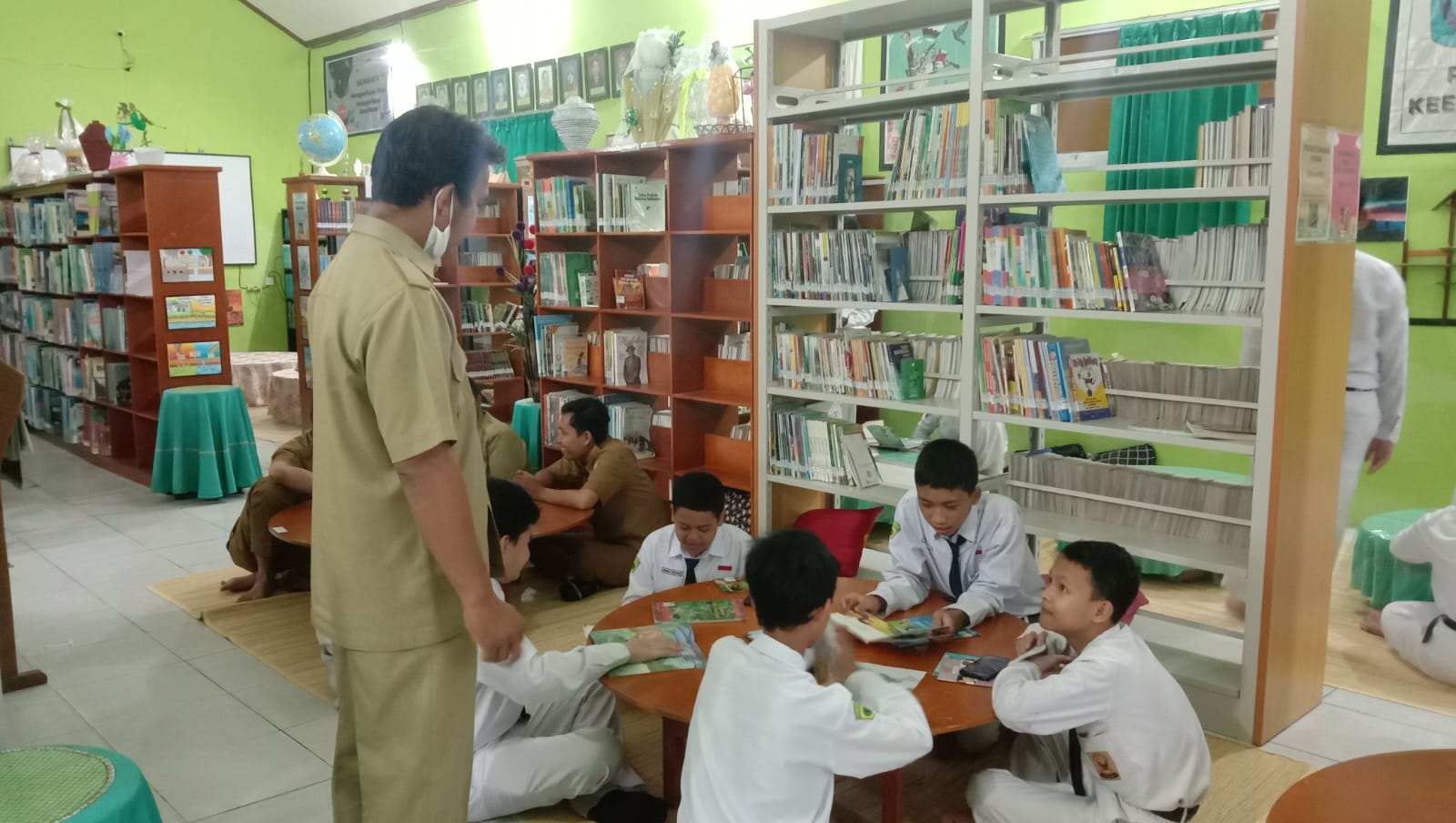 SUKA BACA: Minat baca siswa SMPN 3 Balikpapan mengalami peningkatan di tahun 2023 ini.