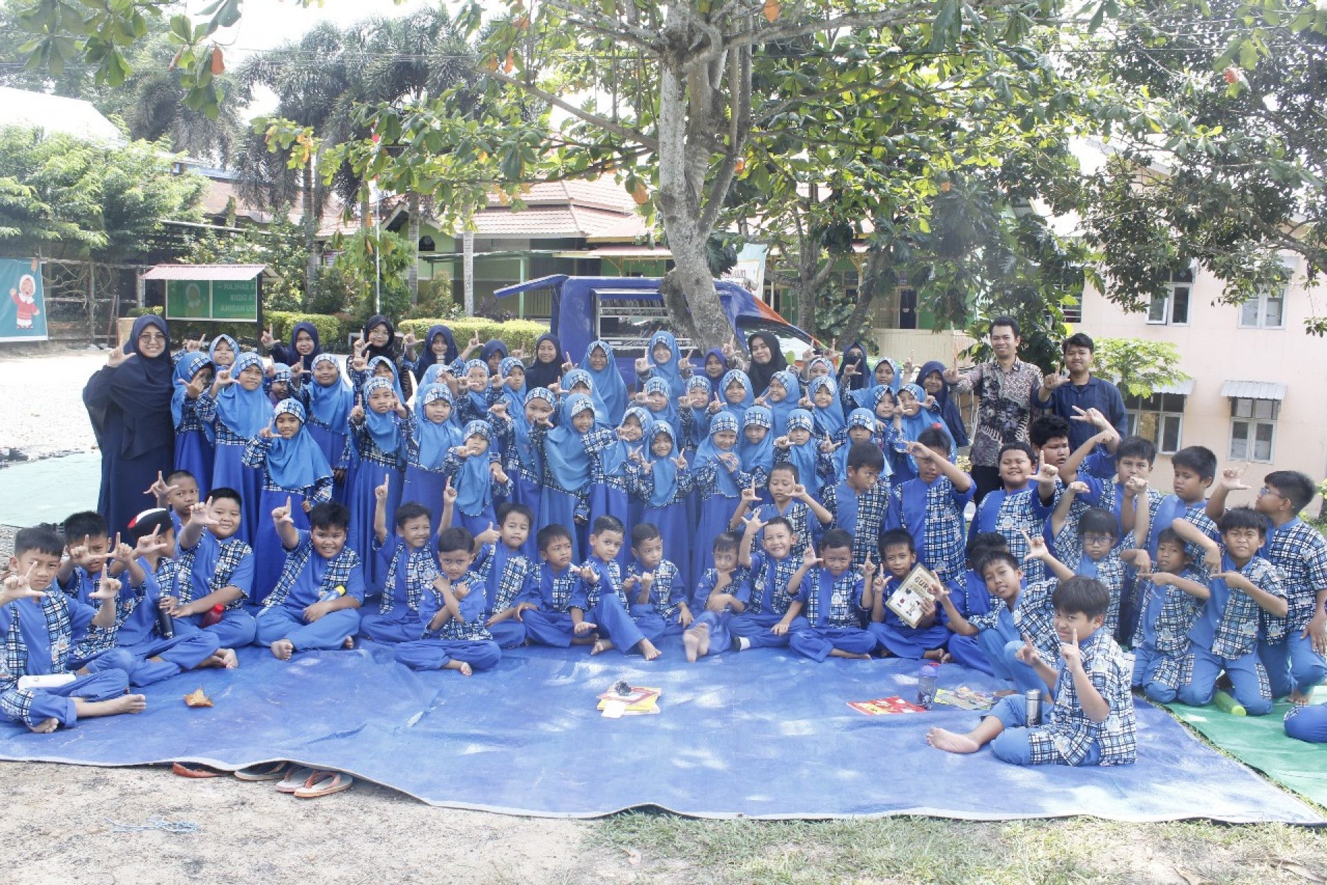 JENDELA DUNIA: Puluhan siswa SD Islam Terpadu Madina selalu antusias ketika mobil Perpustakaan Keliling DPK Kaltim datang membawa puluhan koleksi buku terbaru.