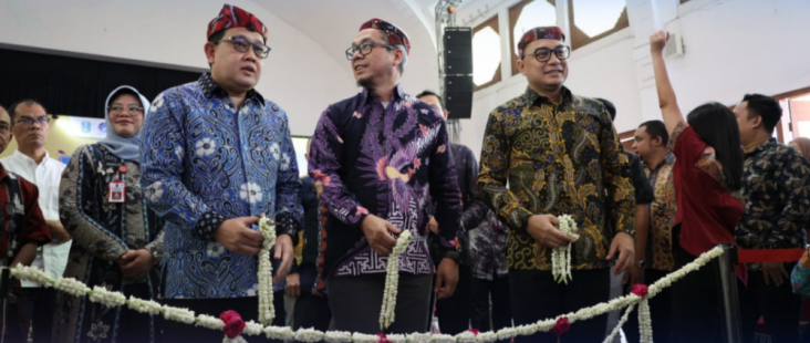 KOLABORASI: Dirjen Informasi dan Komunikasi Publik, Kementerian Komunikasi dan Informatika Usman Kansong (tengah) membuka KIMFest di Surabaya, Jawa Timur.
