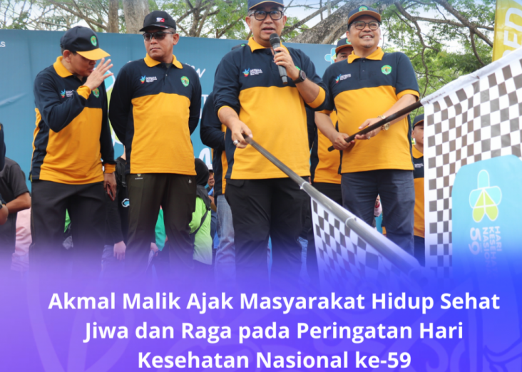 KEGIATAN POSITIF: Akmal Malik (pegang mik) melepas rombongan gowes dan jalan sehat peringatan 59 tahun HKN 2023 di Gelora Kadrie Oening, Samarinda, Sabtu (18/11).