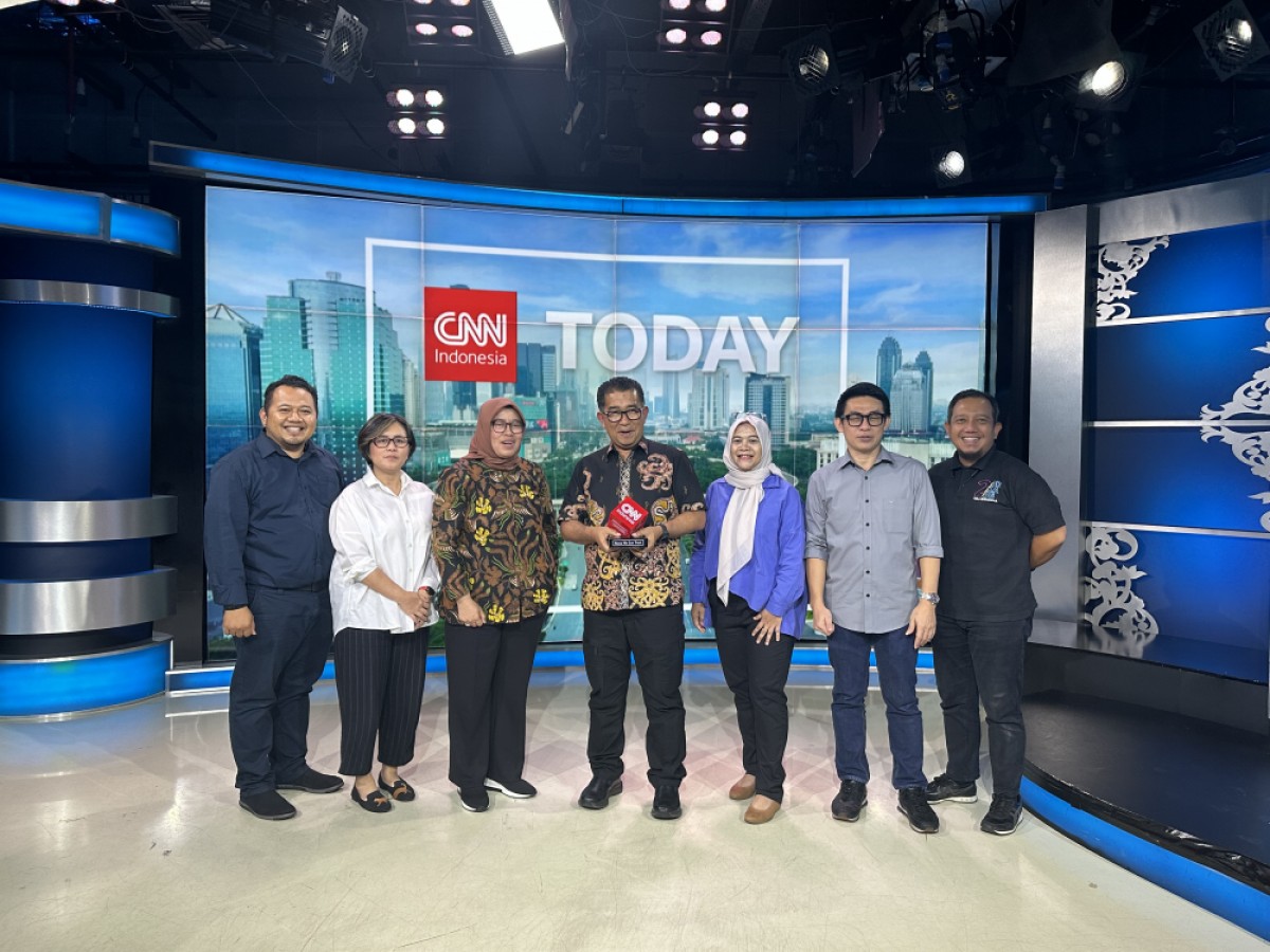 TAMU SPESIAL: Akmal Malik (tengah) menerima cendera mata setelah kunjungannya ke CNN Indonesia, beberapa waktu lalu.