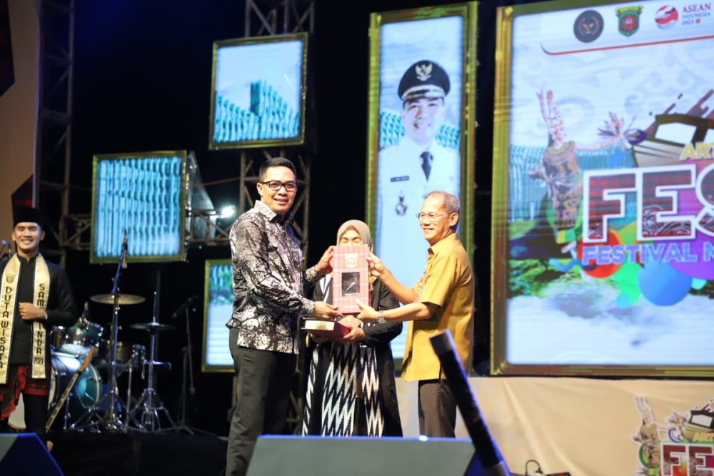 EVENT TAHUNAN: Diddy Rusdiansyah Anan Dani menerima cendera mata dari Wali Kota Samarinda Andi Harun selepas pembukaan Festival Mahakam 2023 pada Jumat (24/11) malam.