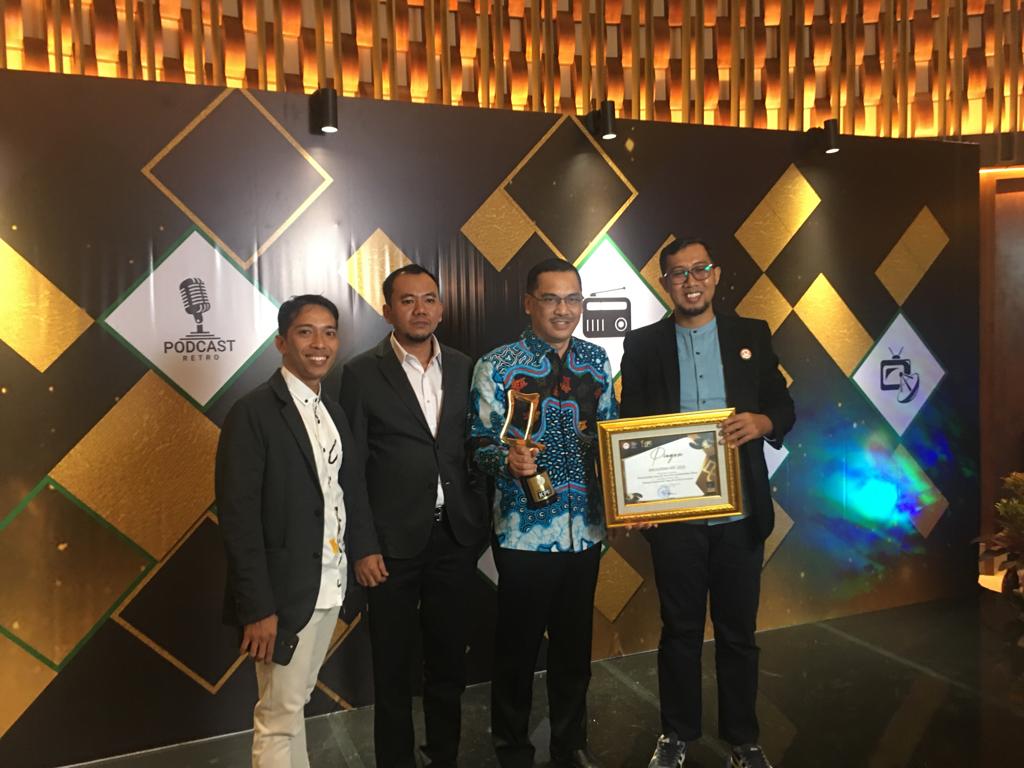 BERKUALITAS: Kepala Diskominfo Kaltim M Faisal mewakili Pemprov Kaltim menerima penghargaan dari KPI pusat pada Minggu (26/11).