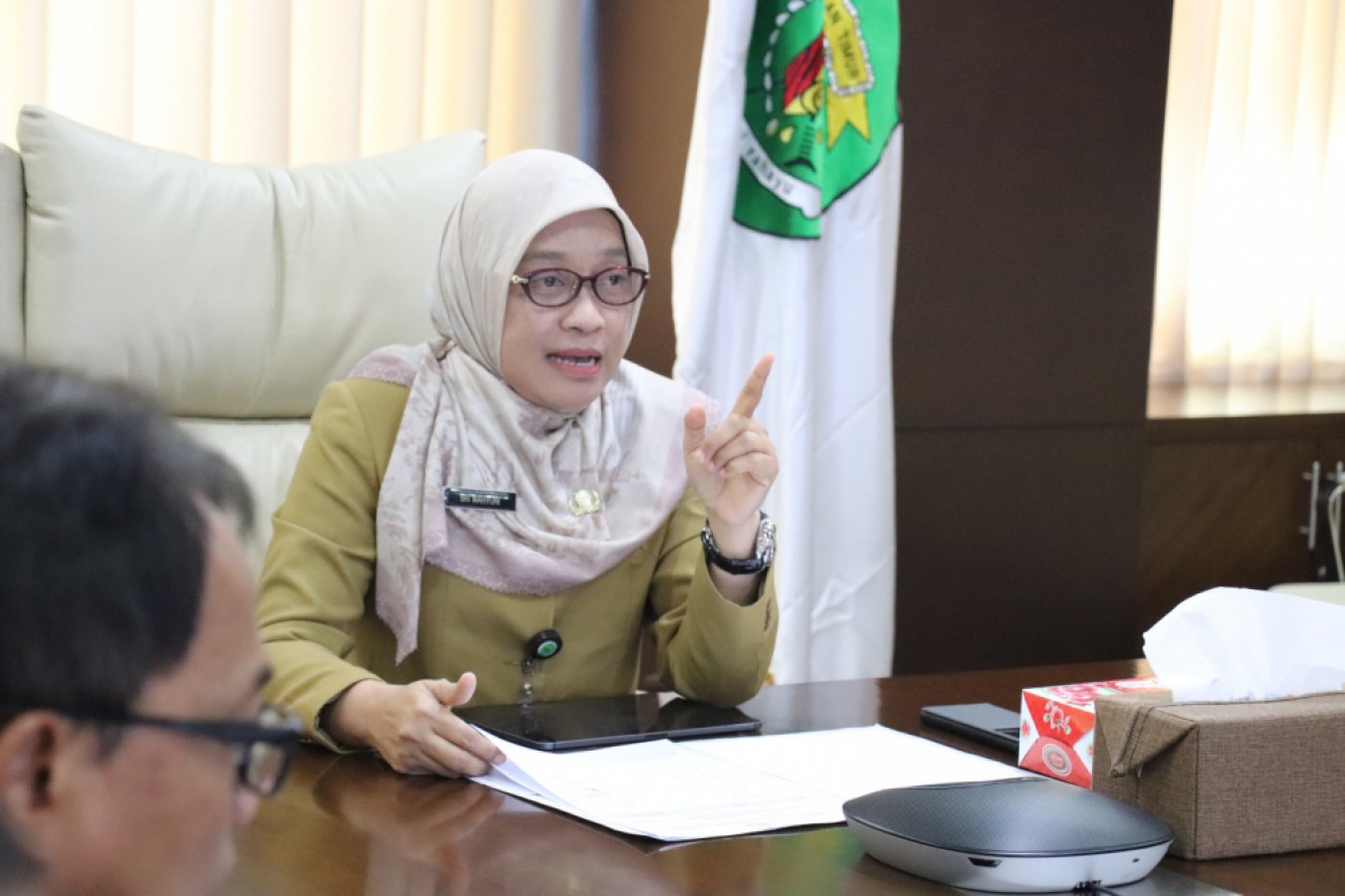 HAJATAN ASN: Sekprov Kaltim Sri Wahyuni memimpin rapat persiapan peringatan HUT ke-52 Korpri di ruang rapatnya, Selasa (21/11).