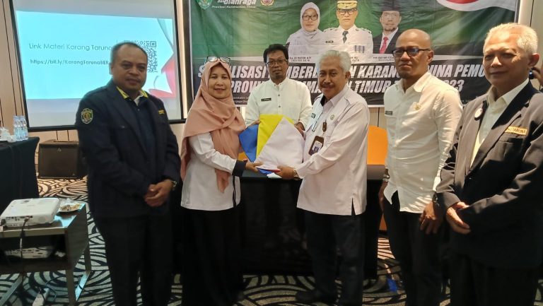 DUKUNG: Kepala Bidang Pemberdayaan Pemuda, Bahri (tiga kanan) membuka sosialisasi pengembangan pemuda di Berau. (dispora kaltim)