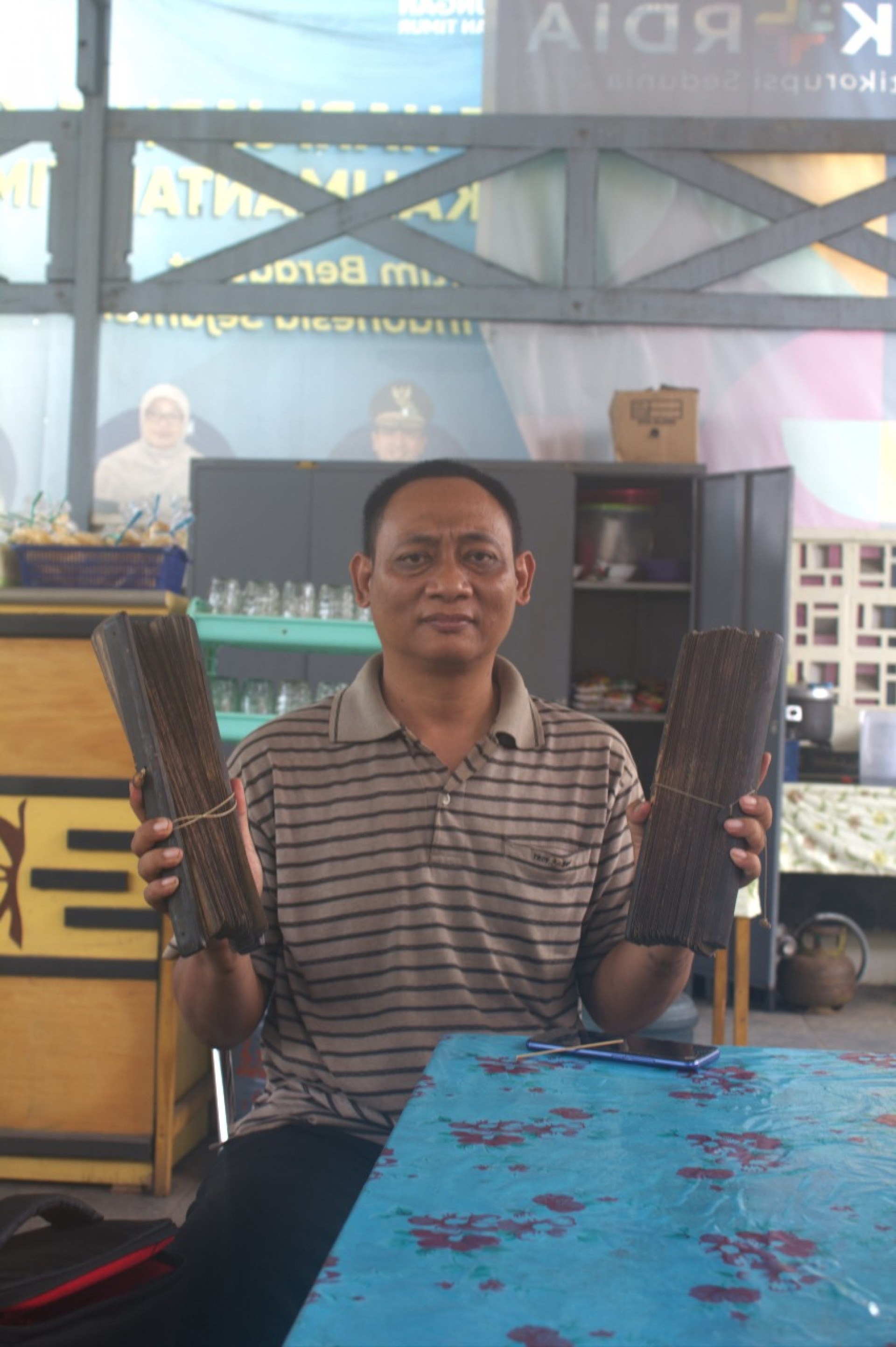 HARTA SEJARAH: Elvin Satria Widodo menunjukkan daun lontar koleksinya yang ternyata memuat tulisan bernilai sejarah tinggi.