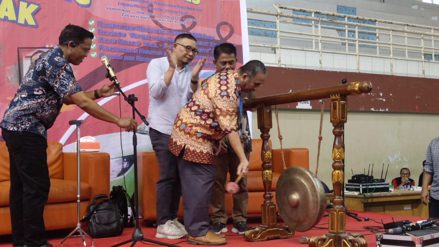 BERLITERASI: M Syafranuddin memukul gong penanda dimulainya kegiatan mendongeng dan membaca untuk 1.000 anak garapan DPK Kaltim, Minggu (26/11).