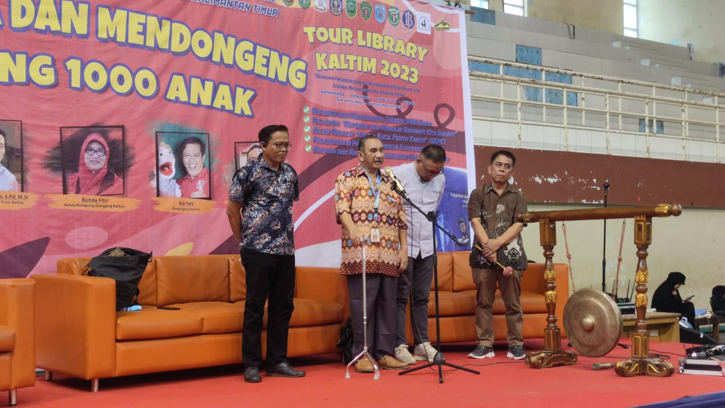 MOTIVASI: Muhammad Syafranuddin (kedua kiri) menjanjikan hadiah tambahan yang spesial untuk para peserta yang berprestasi di lomba karya tulis anak-anak, rangkaian kegiatan mendongeng dan membaca bersama 1.000 anak garapan DPK Kaltim.