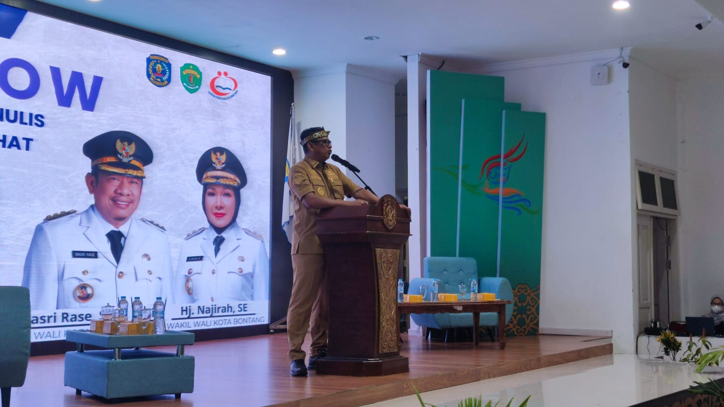 POMPA SEMANGAT: Basri Rase mengingatkan para pemuda agar aktif berliterasi sebagai bagian dari pengembangan potensi diri.