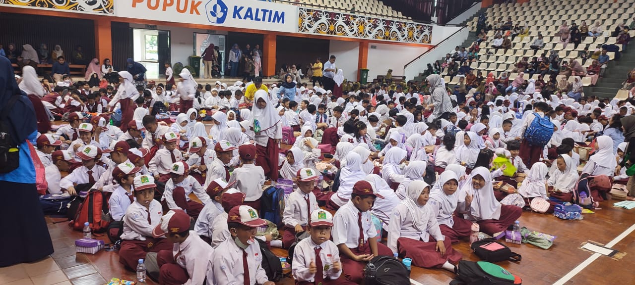 ANTUSIAS: Seribu peserta dari 19 sekolah dasar ambil bagian dalam kegiatan Mendongeng dan Membaca Bersama garapan DPK Kaltim dan DPK Bontang.