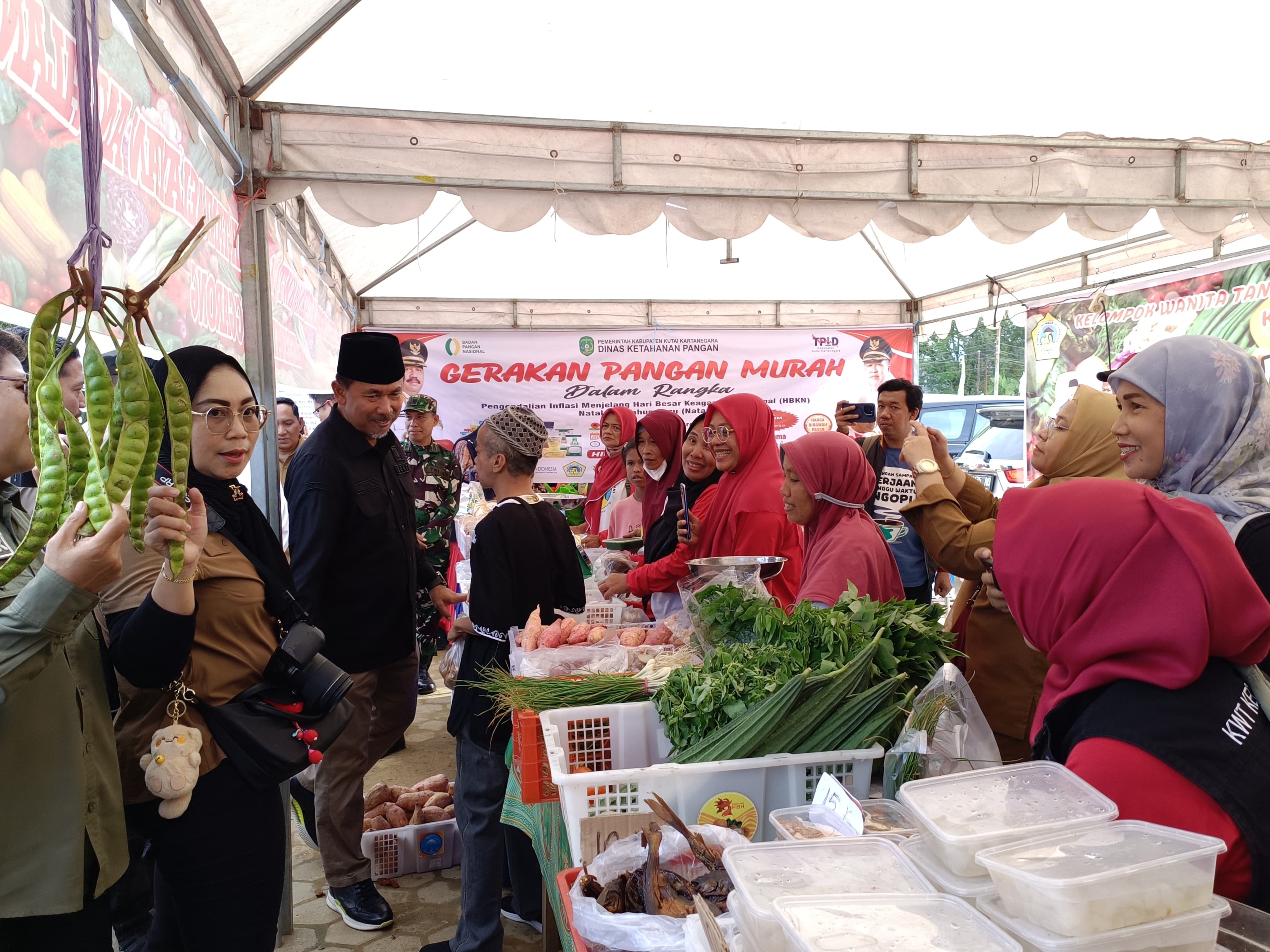 Foto: Sunggono, Sekda Kukar tinjau lapak GPM (YK/Garispena.co)