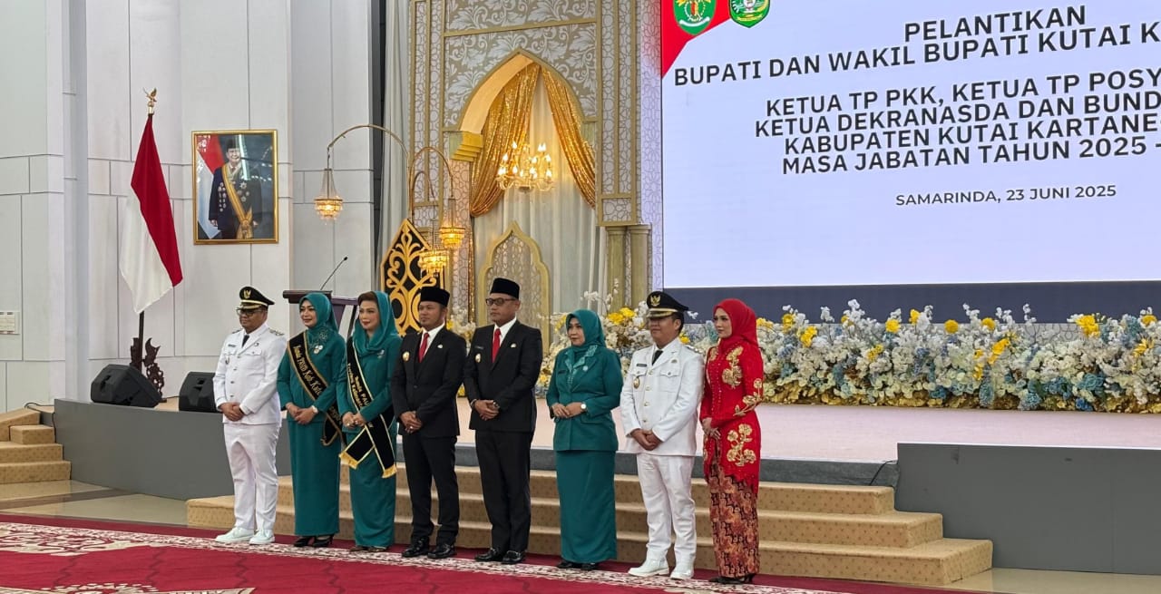 Aulia Rahman Basri dan Rendi Solihin saat dilantik sebagai Bupati dan Wakil Bupati Kukar periode 2025–2030 oleh Gubernur Kalimantan Timur, Rudy Mas’ud, dalam prosesi resmi di Lamin Etam, Kompleks Rumah Jabatan Gubernur, Senin (23/6/2025).