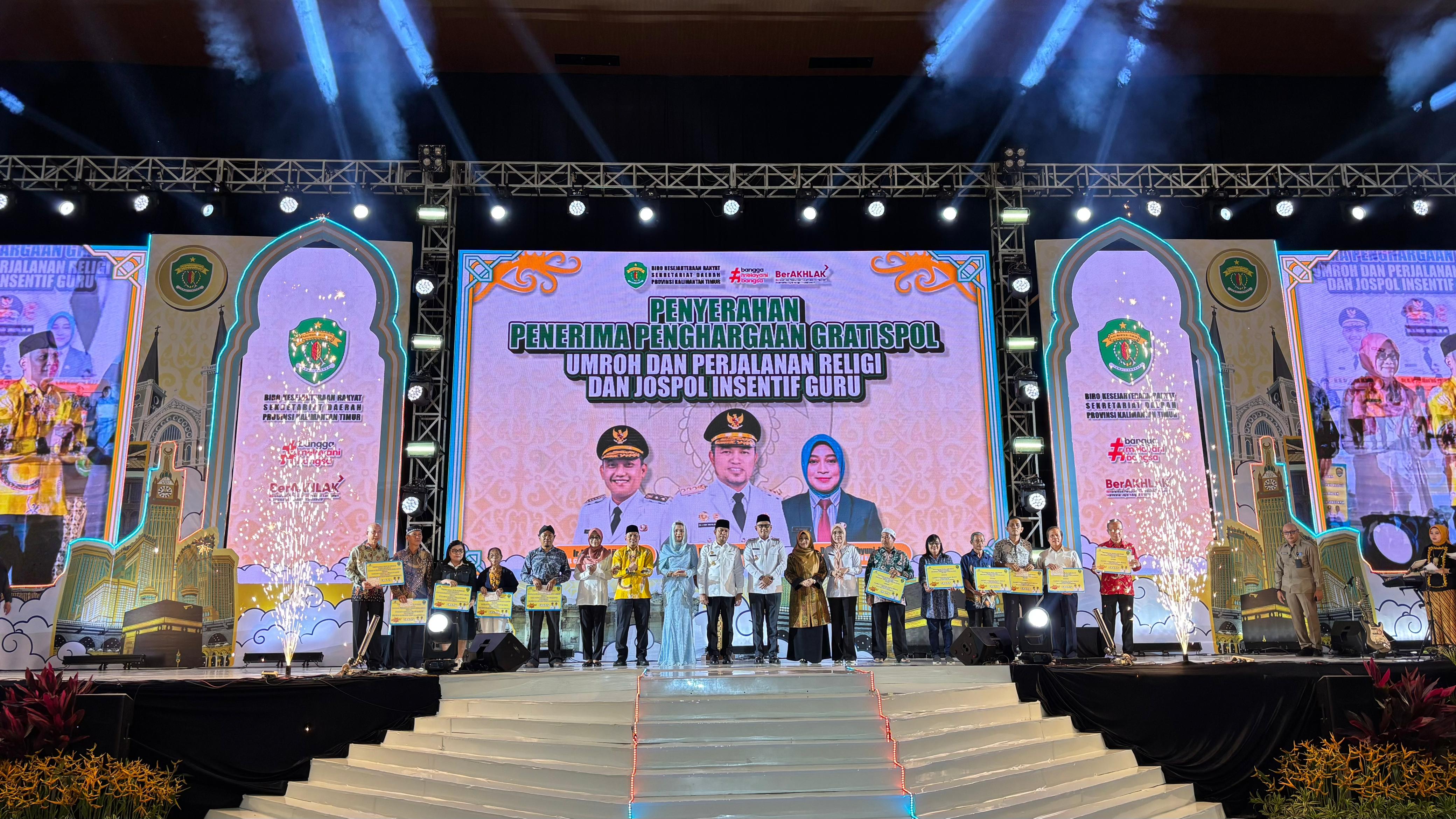 Suasana penyerahan simbolis yang digelar di Plenary Hall GOR Kadrie Oening, Samarinda