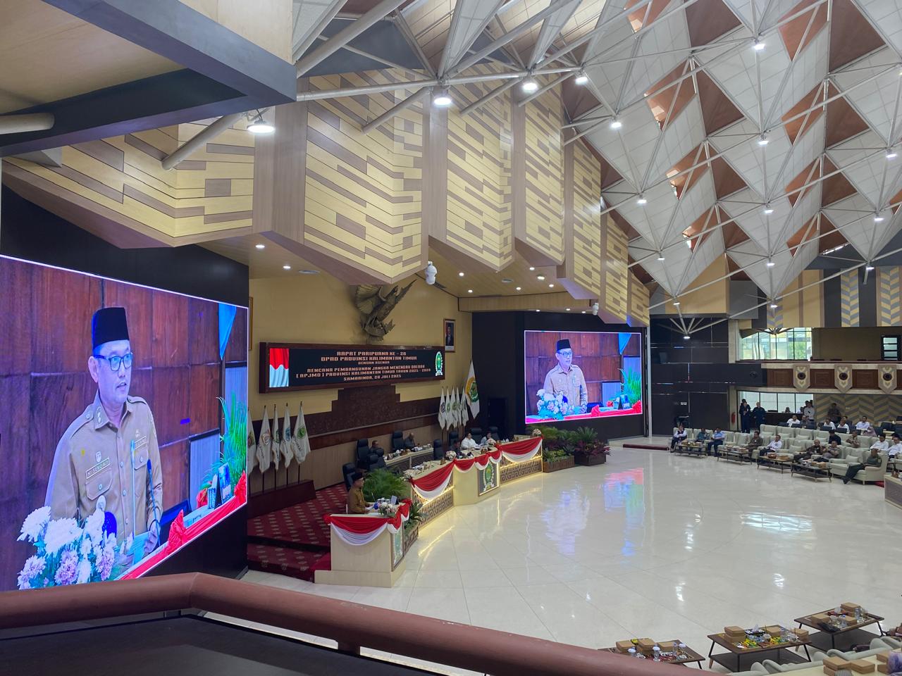 Seno Aji di Kantor DPRD Kaltim saat menghadiri Rapat Paripurna