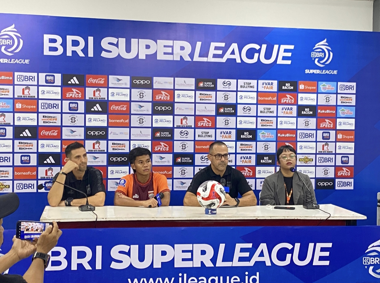 Pelatih Borneo FC, Fabio Lefundes dan gelandang Borneo FC, Dwiky Aris saat sesi jumpa pers usai laga di Stadion Segiri (dok.istimewa)