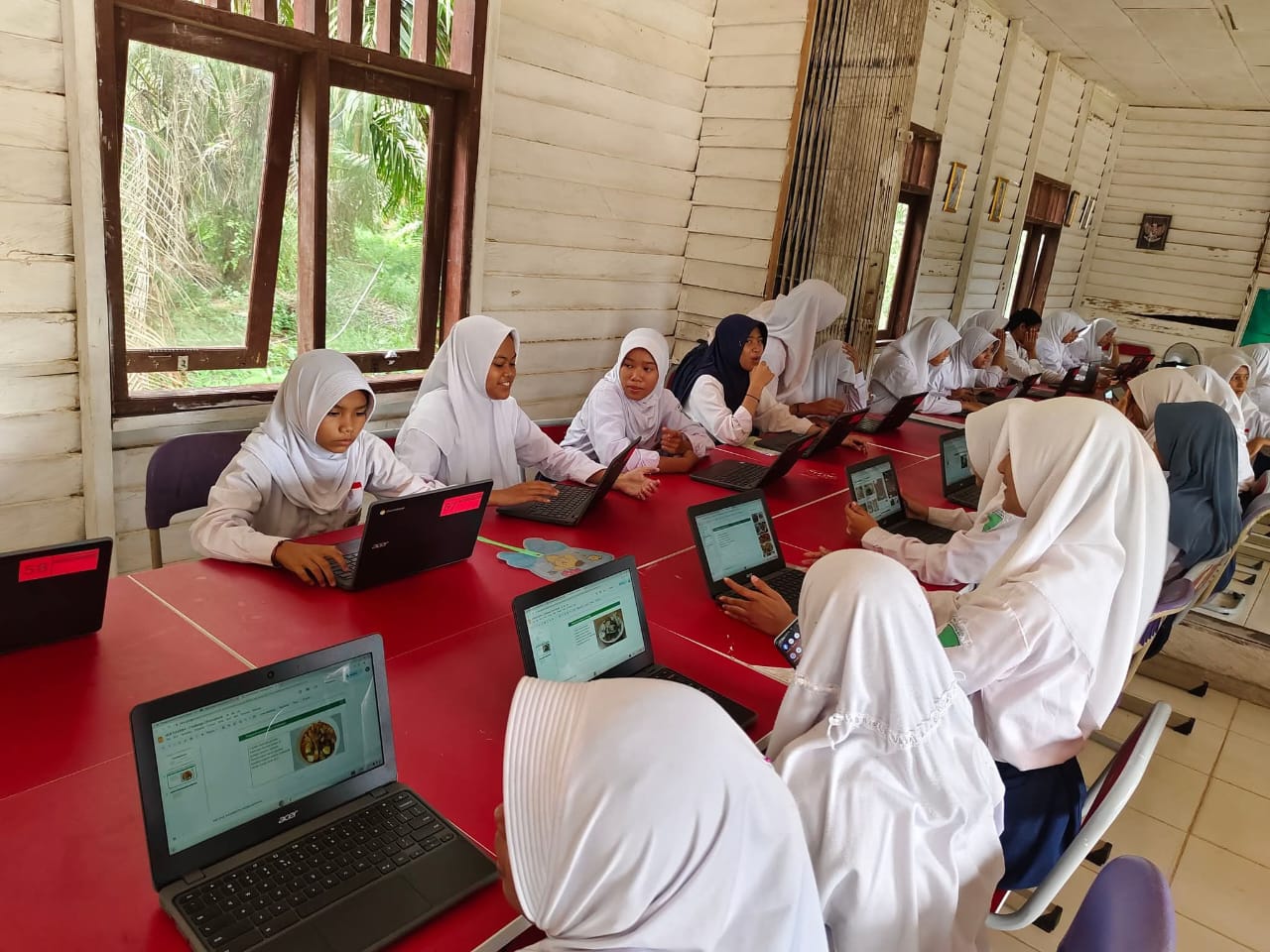 Ilustrasi Pembelajaran Menggunakan Chromebook