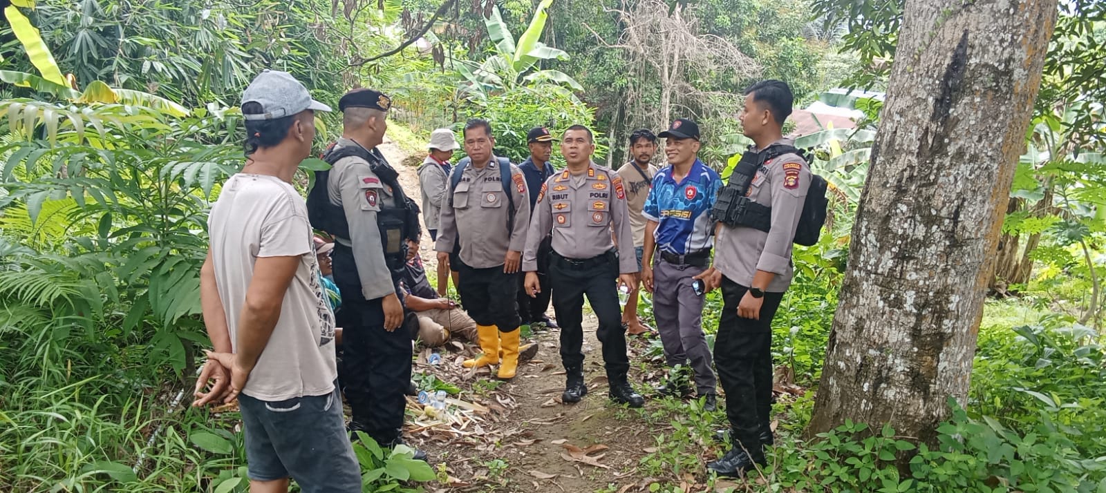 Foto: warga bersama aparat kepolisian melakukan pencarian pemuda yang hilang di hutan Teluk Ambulung, Samarinda (dok.istimewa)