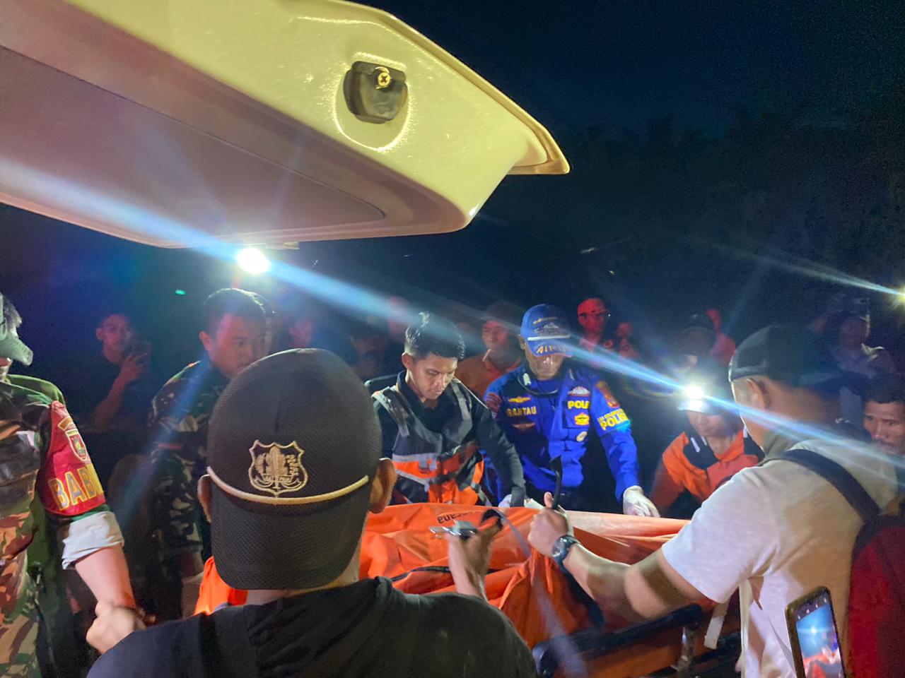 Tim gabungan setelah melakukan evakuasi korban