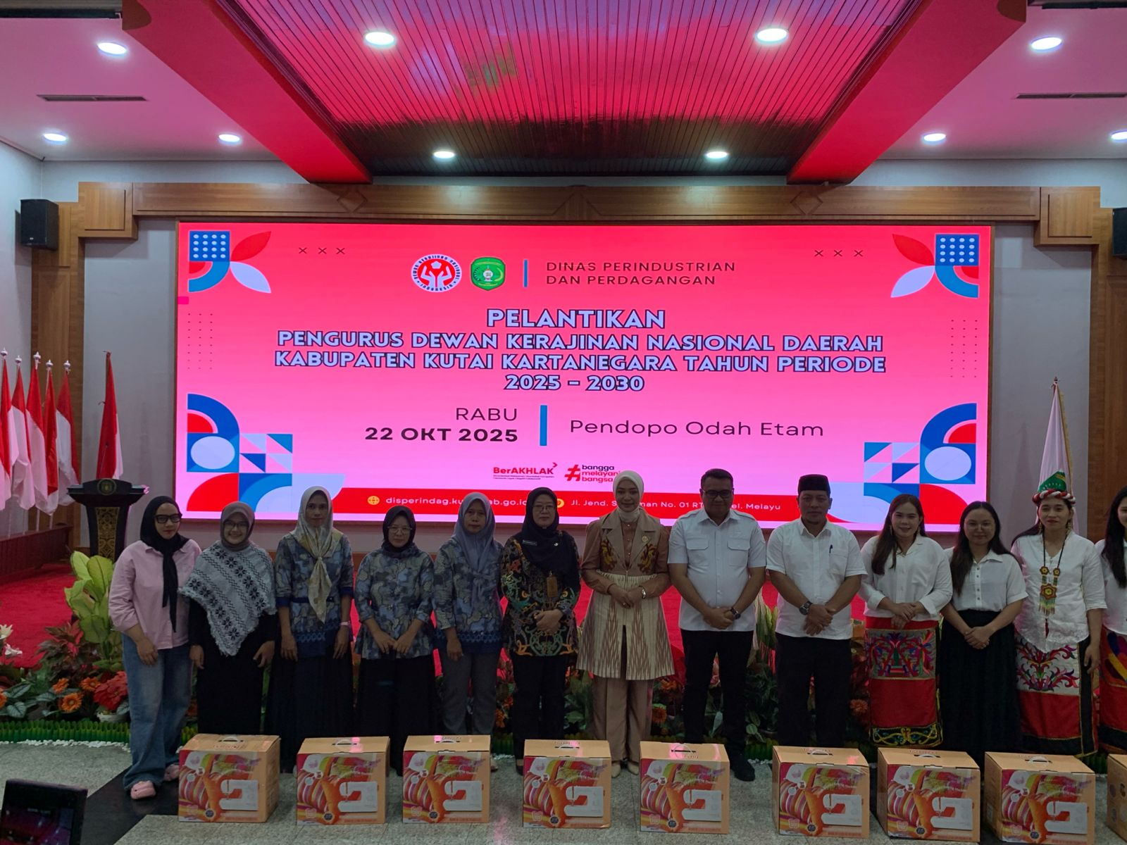 Pemberian bantuan mesin jahit oleh Pemkab Kukar kepada pengrajin lokal di Pendopo Odah Etam Tenggarong. (garispena)