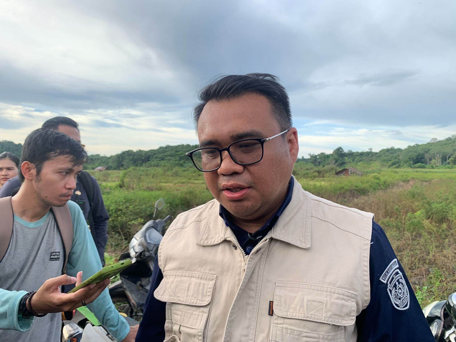 Bupati Kukar Aulia Rahman Basri saat diwawancarai disela-sela peninjauan di Tenggarong. (garispena)