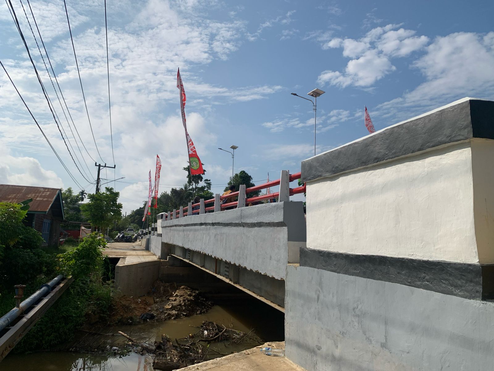 Bupati Kukar Aulia Rahman Basri saat menandatangani prasasti Jembatan Sungai Jongkang, Senin (3/11). (garispena)