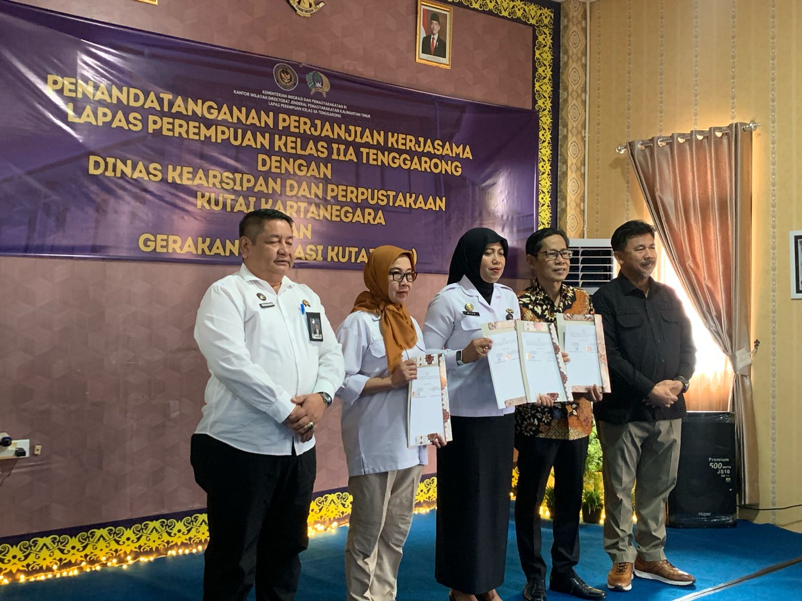 Foto bersama usai penandatangan kerjasama antara Dinas Kearsipan dan Perpustakaan Kutai Kartanegara dengan Lapas Perempuan Kelas IIA Tenggarong. (garispena)