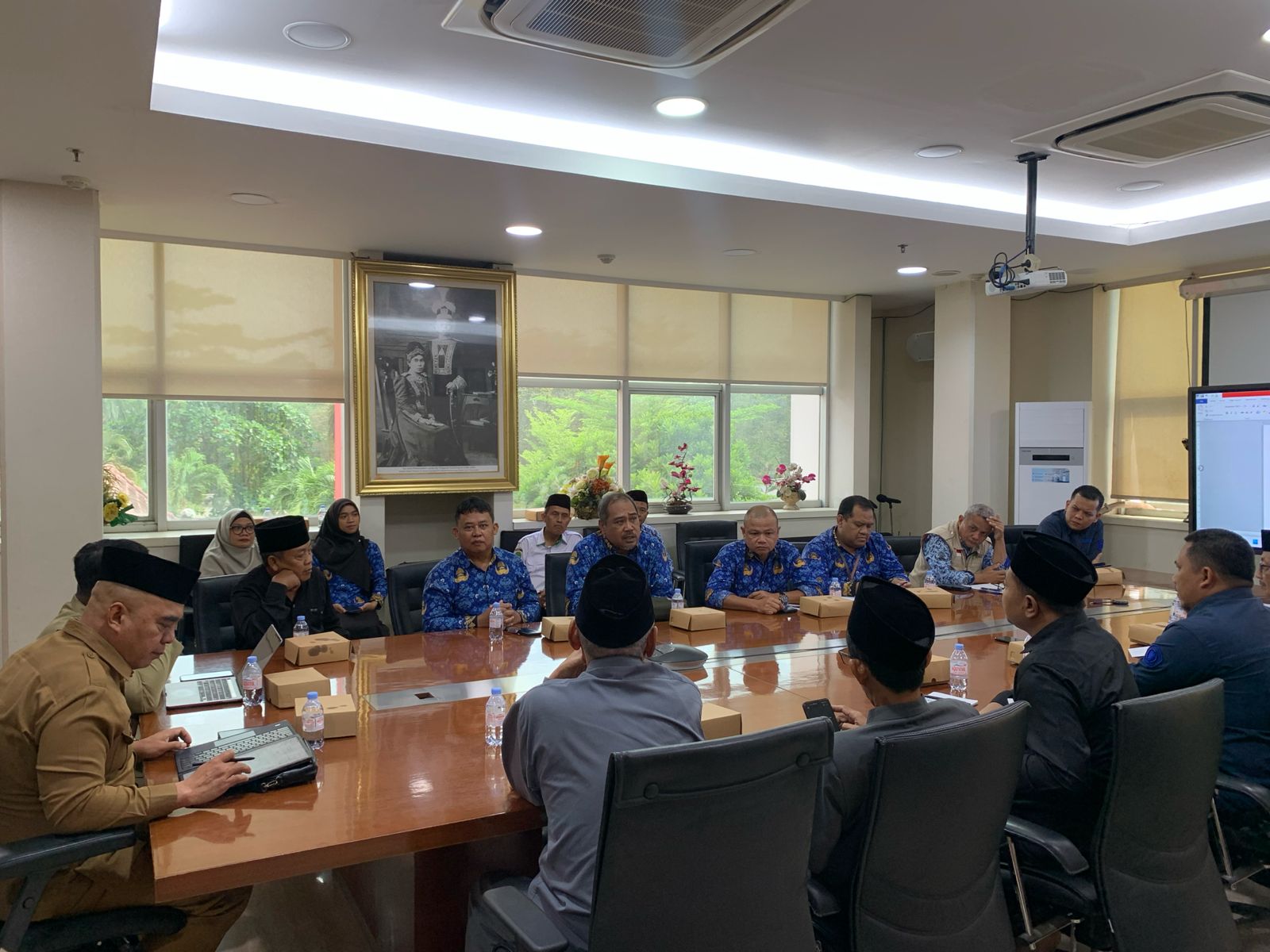 Rapat pembahasan sertifikasi juru sembelih halal dan sertifikasi tempat penyembelihan di Ruang Rapat Sekda Kukar. (garispena)