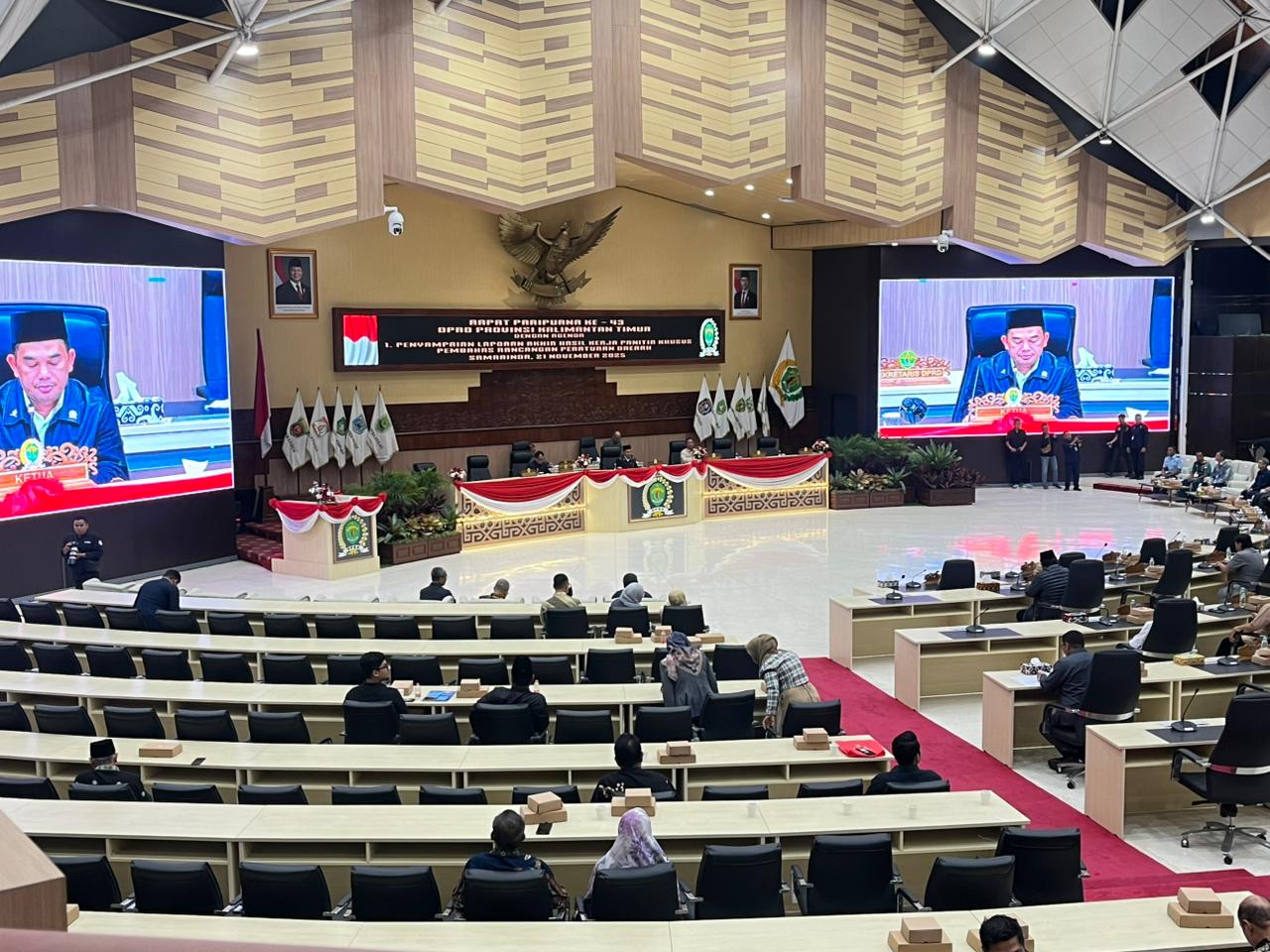 Suasana rapat Paripurna Ke-43 yang dipimpin oleh Ketua DPRD Kaltim, Hasanuddin Mas'ud.