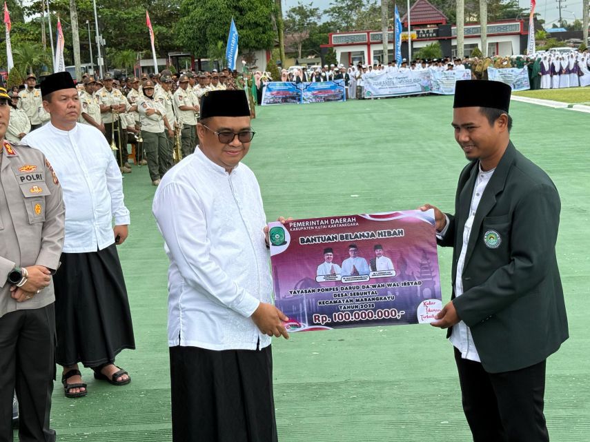 Bupati Kukar berikan bantuan kepada santri di Hari Santri Nasional. (istimewa)