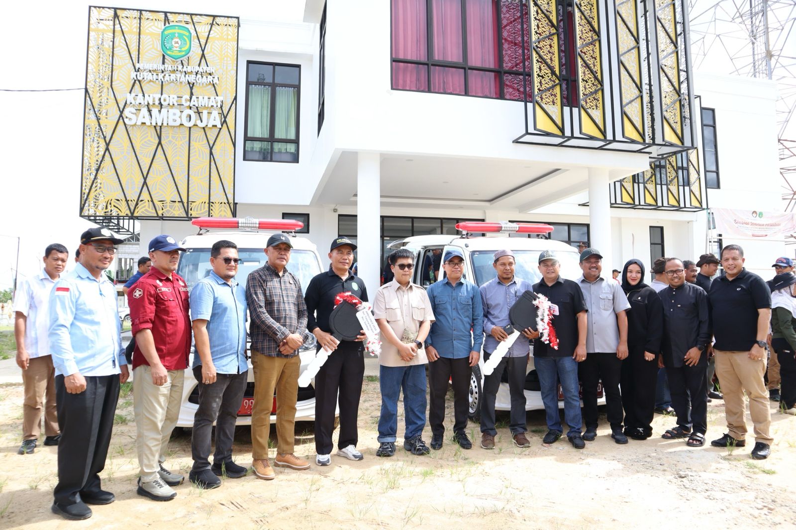 Wakil Bupati Kukar Rendi Solihin saat menyerahkan bantuan di Kecamatan Samboja. (istimewa)