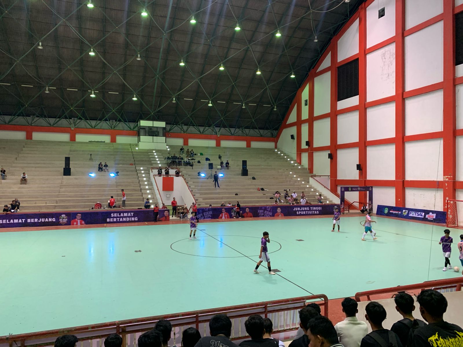 Pertandingan final pada turnamen Futsal KNPI Cup 2025. (garispena)