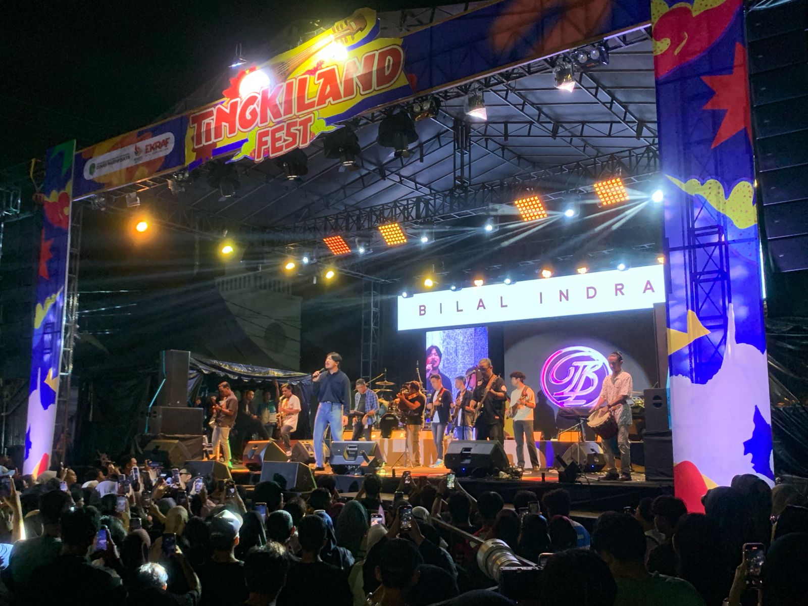 Penampilan Bilal Indrajaya bersama Pelandok Bersayap pada Tingkiland Fest di Halaman Kedaton Kutai Kartanegara. (garispena)