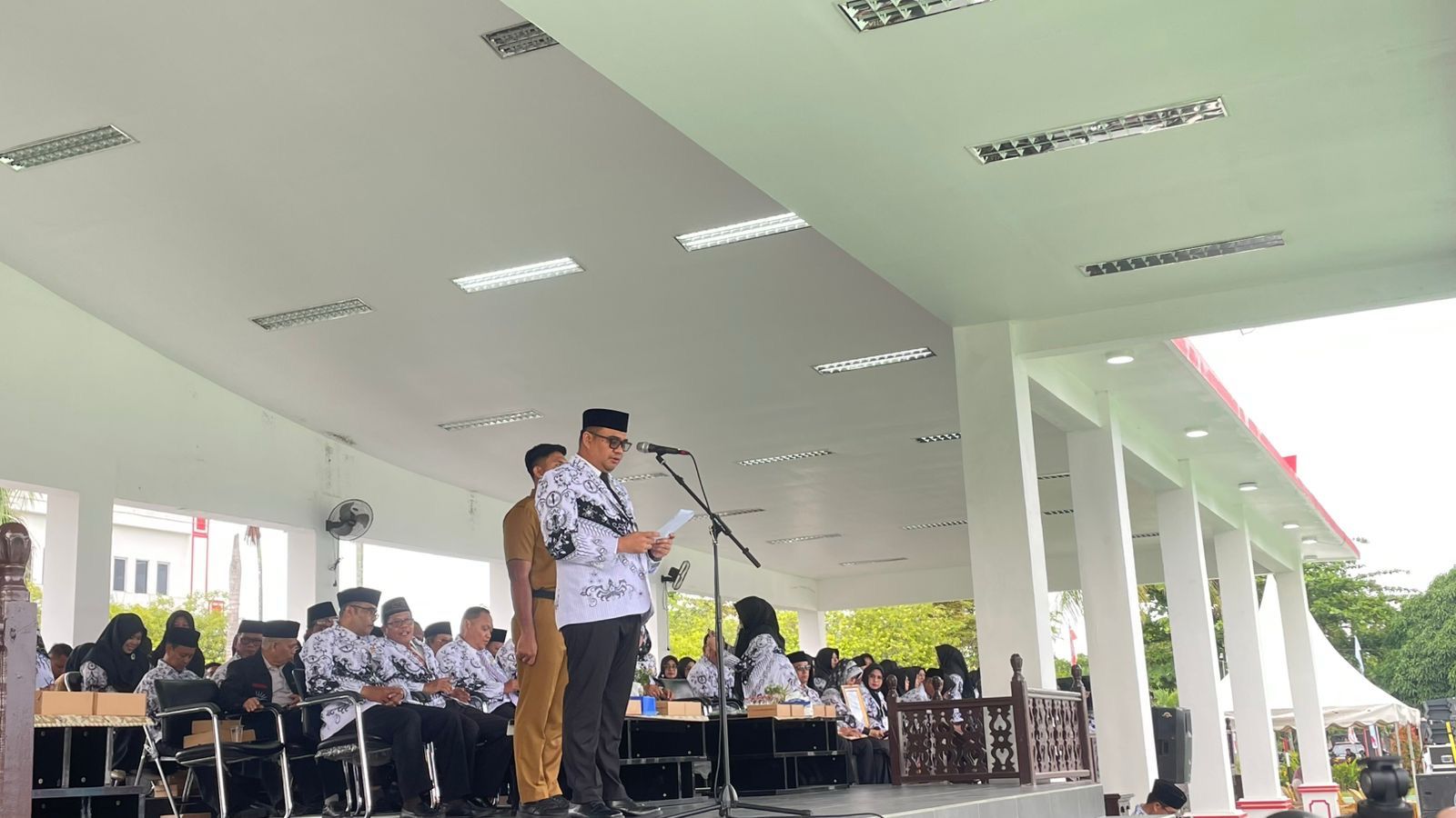 Bupati Kukar Aulia Rahman Basri saat sambutan pada Hari Guru Nasional ke-80. (garispena)