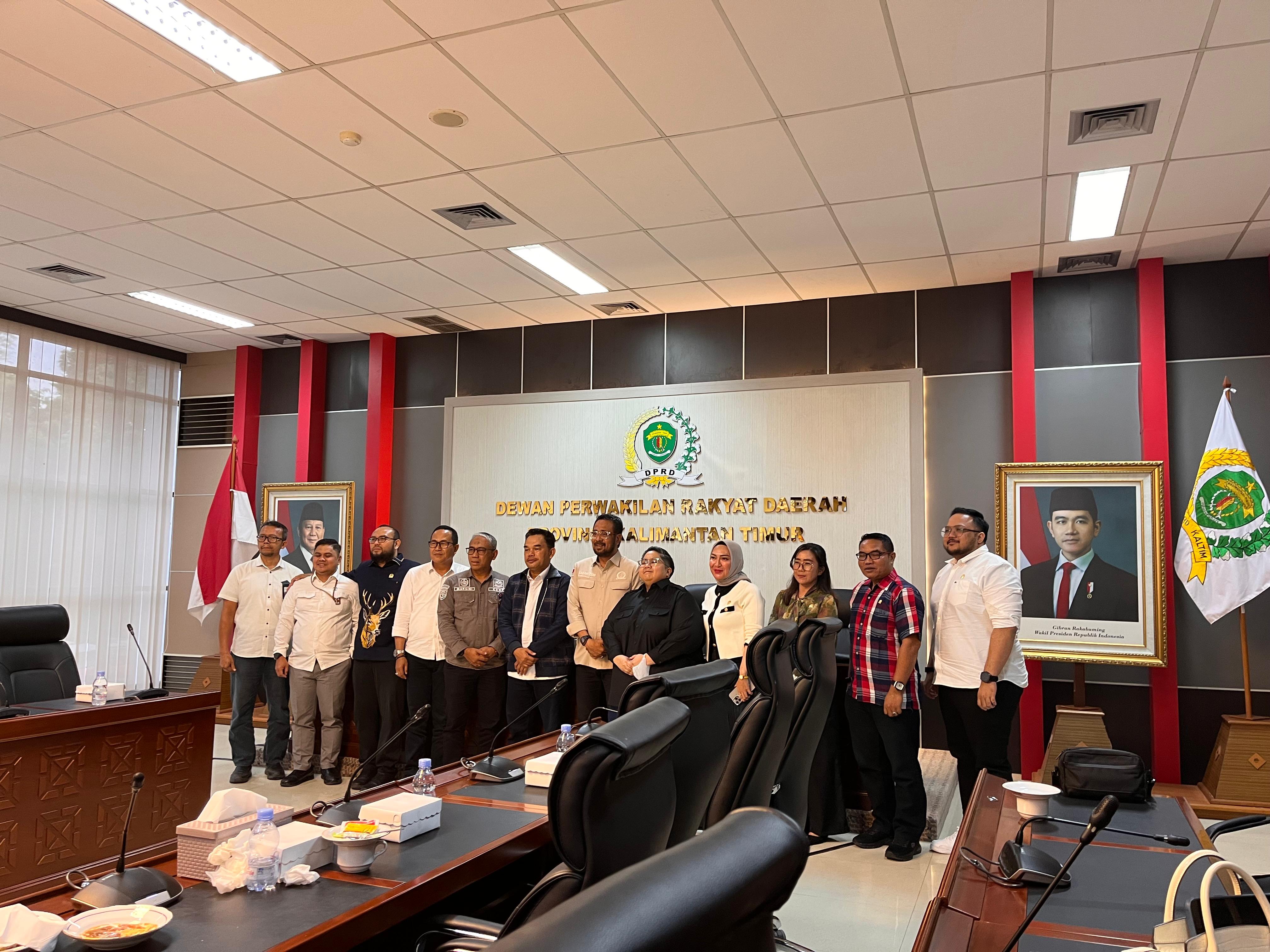 Foto bersama usai Rapat Dengar Pendapat.