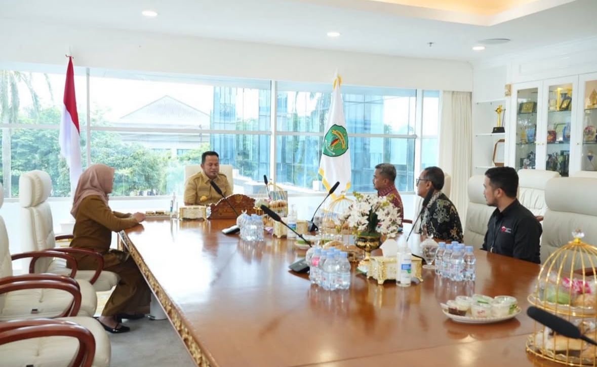 Foto: Gubernur Kaltim Rudy Masud saat menerima audiensi jajaran OJK Kaltimtara (dok.istimewa)