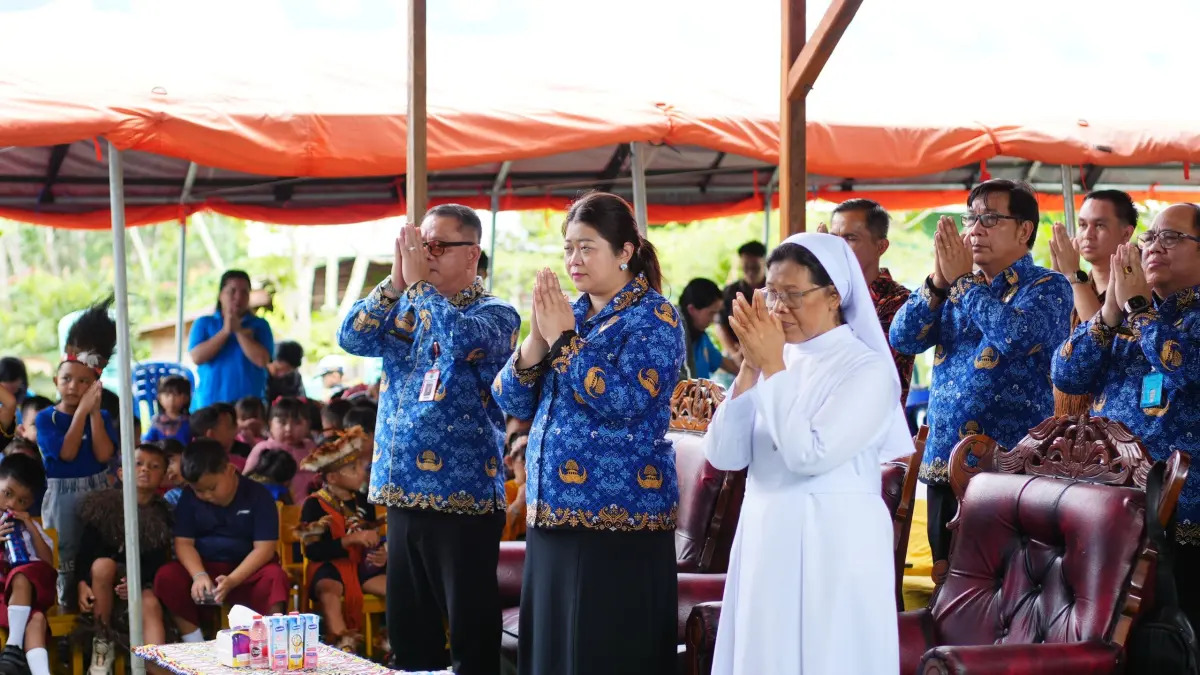 Bupati Mahulu Angela Idang Belawan mengikuti misa syukur peresmian SDK Santa Miriam