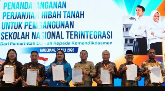 Bupati Mahulu, Angela Idang Belawan (pertama kanan), usai menandatangani NPHD.