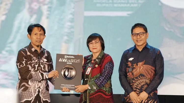 Asisten Bidang Administrasi Umum Sekretariat Kabupaten Mahulu, Kristina Tening menerima trofi apresiasi Tribun Kaltim Award 2026