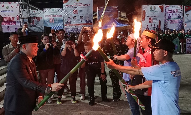 Wakil Bupati Mahulu, Suhuk secara simbolik menyalahkan obor peserta pawai