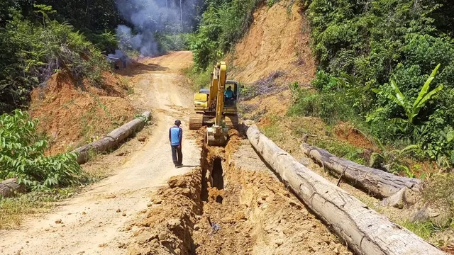 Pekerjaan pembukaan dan peningkatan akses jalan di wilayah Kabupaten Mahakam Ulu (Mahulu) terus dilakukan untuk mendukung konektivitas antarkampung dan mobilitas masyarakat